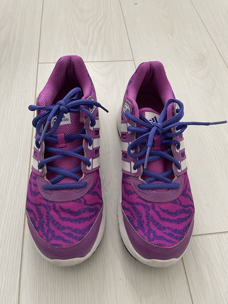 Продавам дамски обувки Adidas, Converse