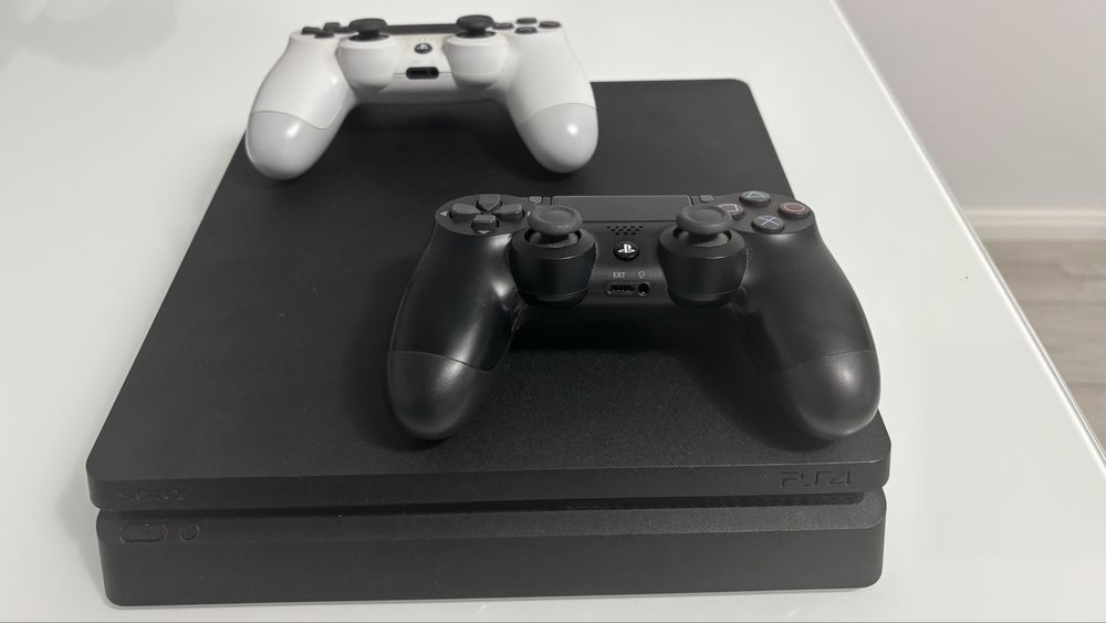 PS4 Slim 500GB + 2 controller + 3 jocuri