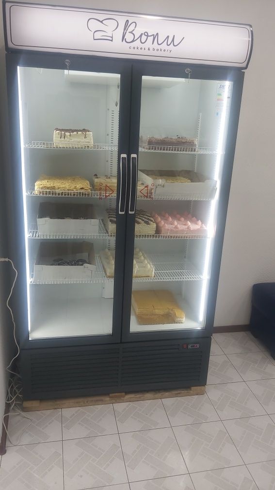 Новые заводской DEVI витринные холодильники.