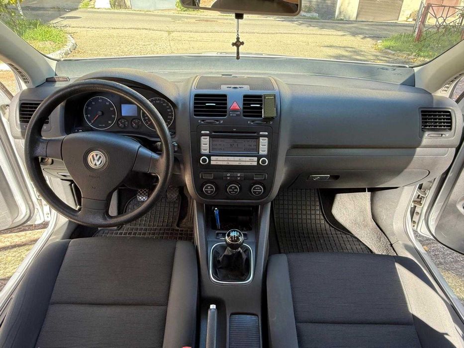 Vând VW Golf V Confortline, 1,6 Benz, 102CP, dec. 2007 +Set Roți iarnă