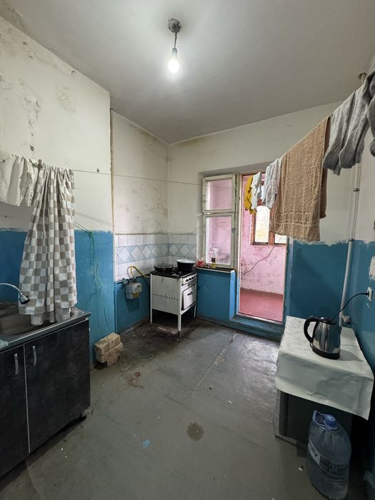 Срочно прадается 2/х ком квартира 10/мек район карвон базар без ремонт