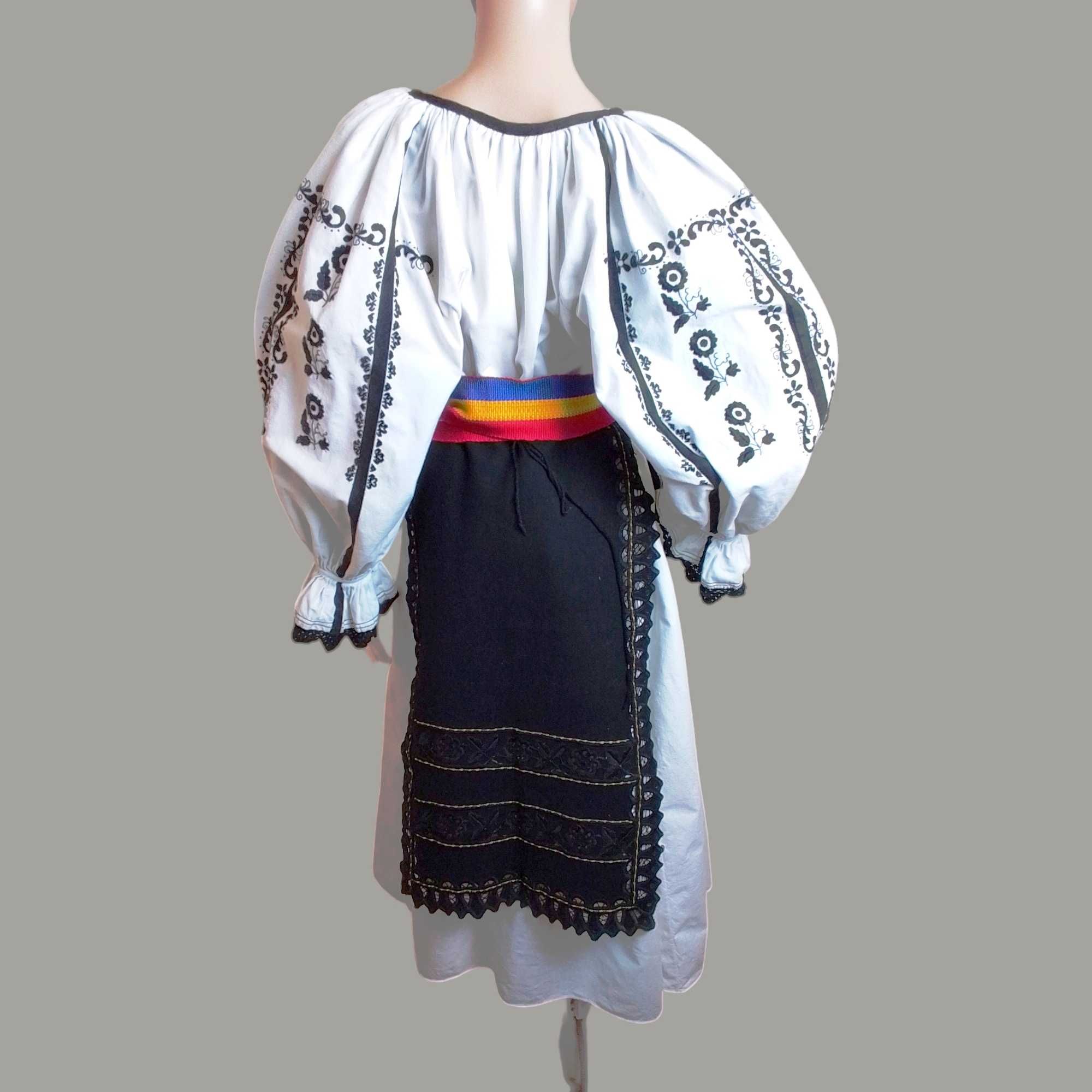 Costum popular vechi lucrat manual din zona Sibiului masura M-L sau L