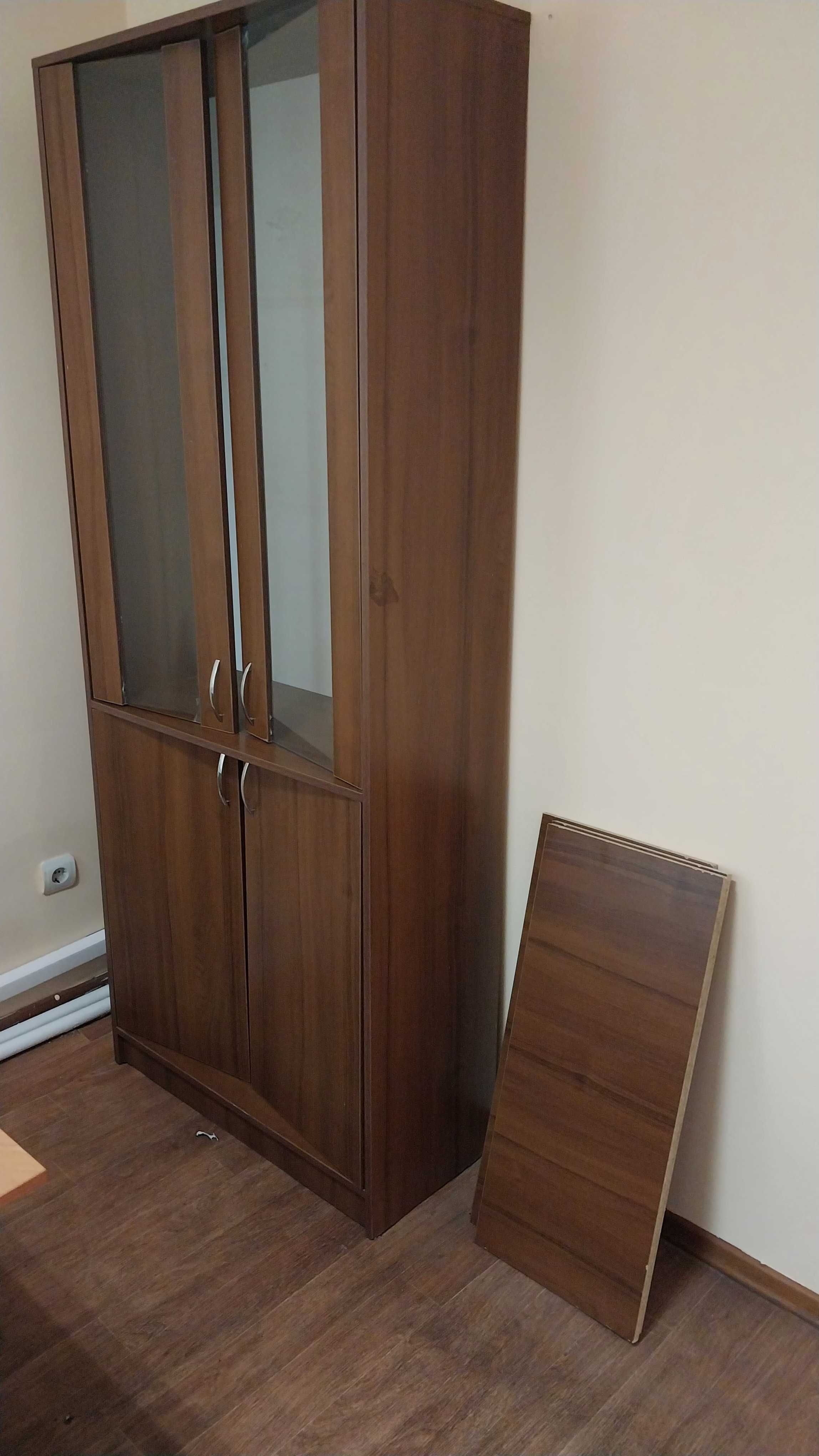 Продаются шкафы офисные и столы