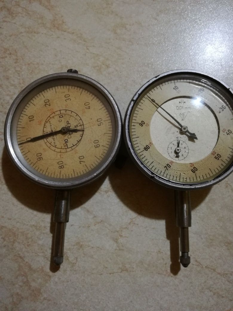 Două ceasuri comparator