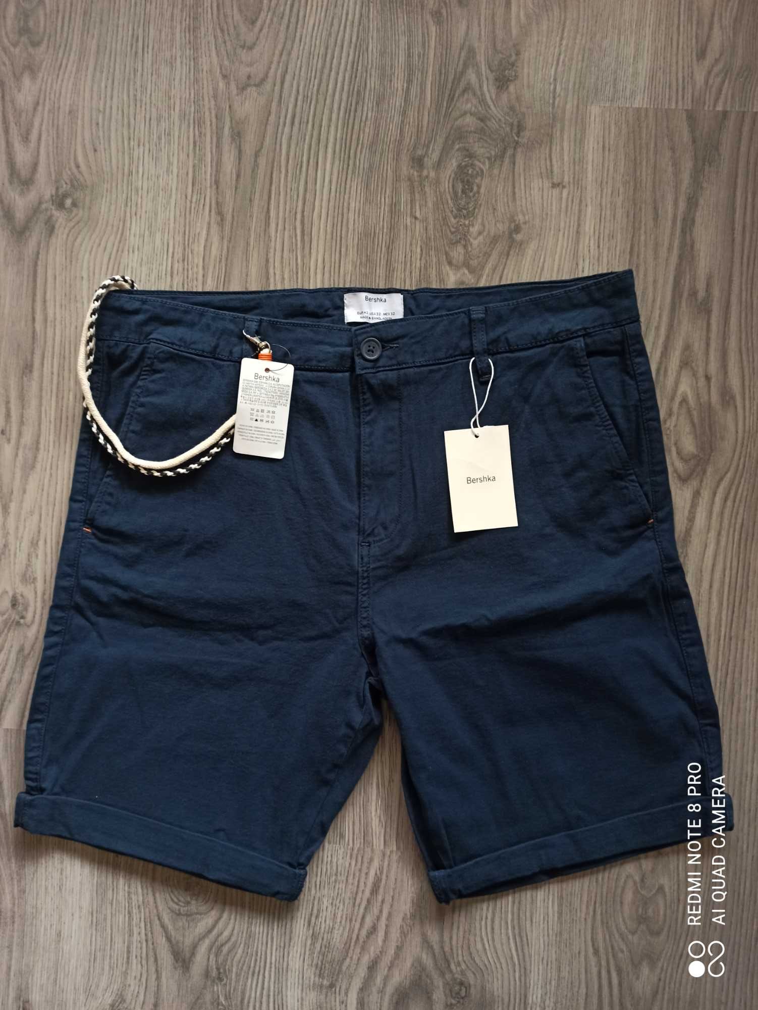 Нови къси панталони Bershka, р-р 42