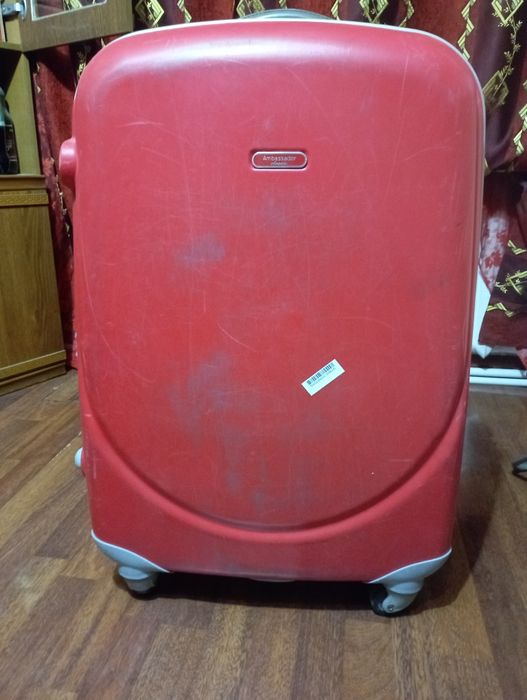 Чемодан Амбассадор L в хорошем состоянии