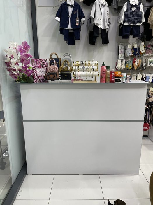 Kassa stol va stelajlar sotiladi