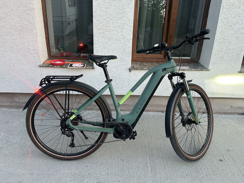 Bicicleta electrica Cube motor Bosch 9 viteze frane disc suspensie