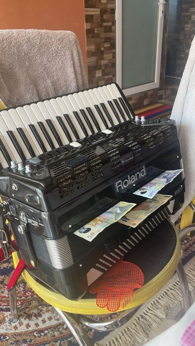 Vând acordeon sau schimb ,  Roland fr7 versiunea 2 impecabil+ weereles
