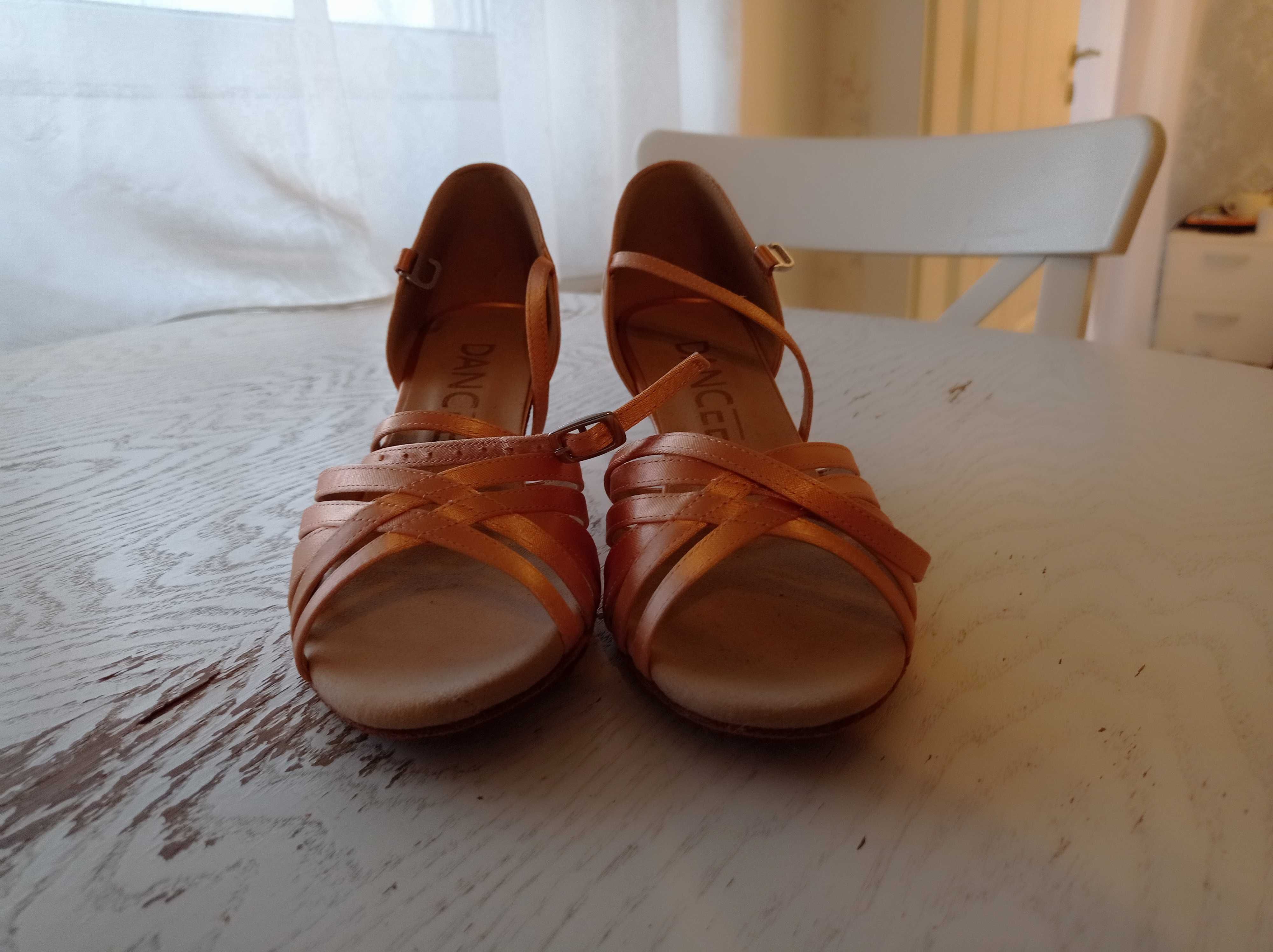 Pantofi noi de dans