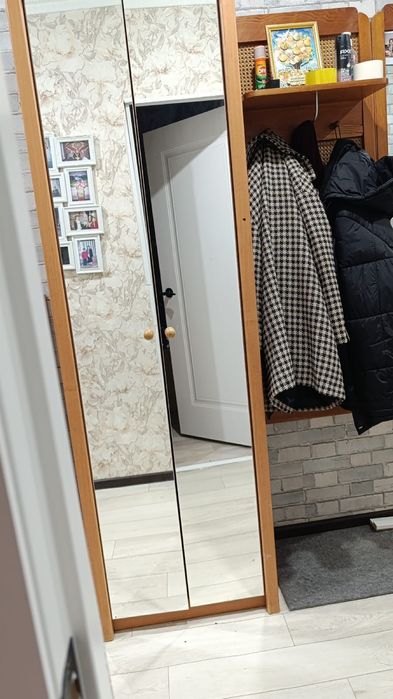 Шкаф с зеркальными дверьми