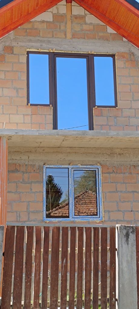 Tâmplărie PVC  usă cu sticla bombată și 2 ferestre