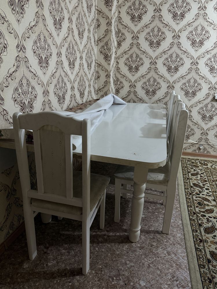 Стол и стулья в комплекте