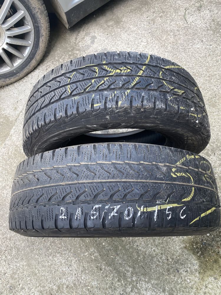 2 Cauciucuri 215/70 R15 C Pret 400 lei ambele