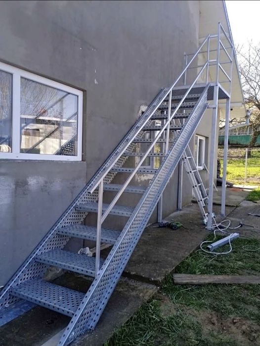 Scări metalice zincate