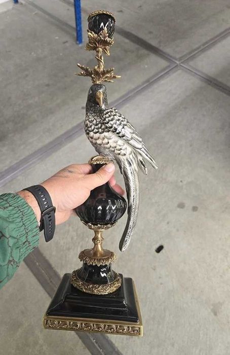 Pereche de sfesnice din porțelan cu ornamente din bronz