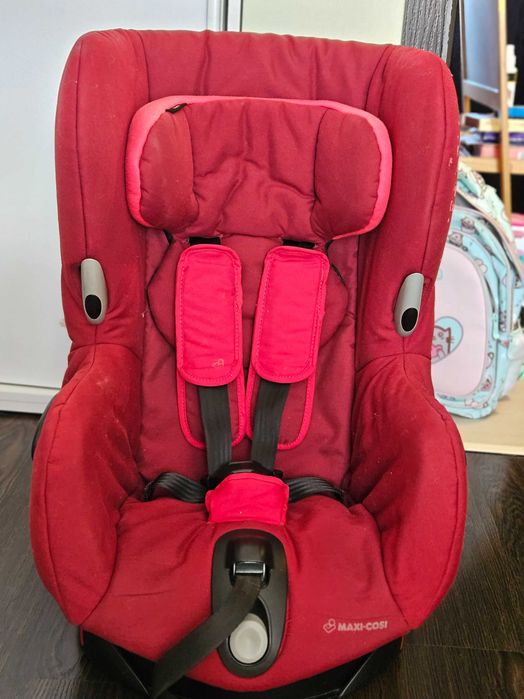 Bebe Confort Стол за кола Axiss (9-18 кг) + подарък