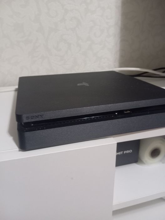 Продаю PS 4. В отличном состоянии выставляю что бы купить компьютер