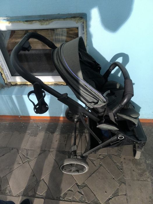 Коляска складывается