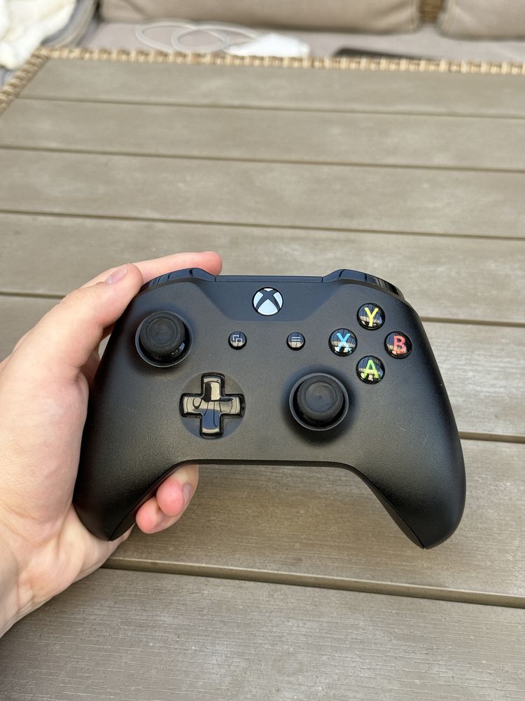 Xbox One X 1TB + controller