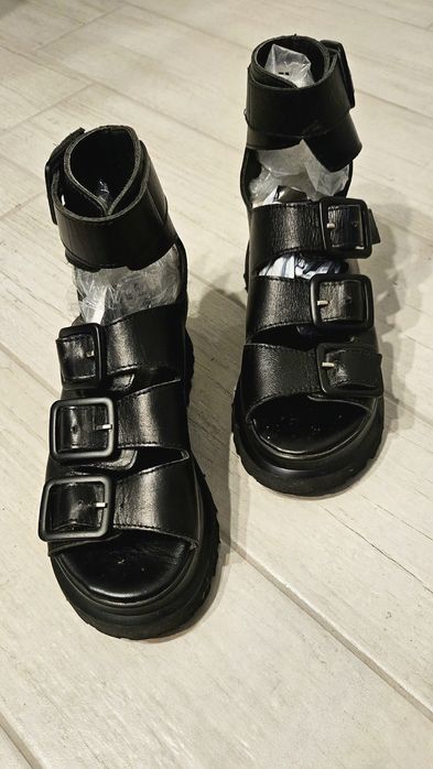 Високи кожени сандали