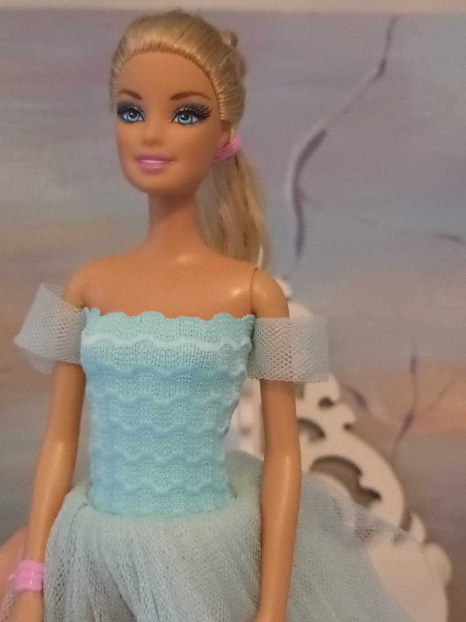 Papusa Barbie cu rochie moderna