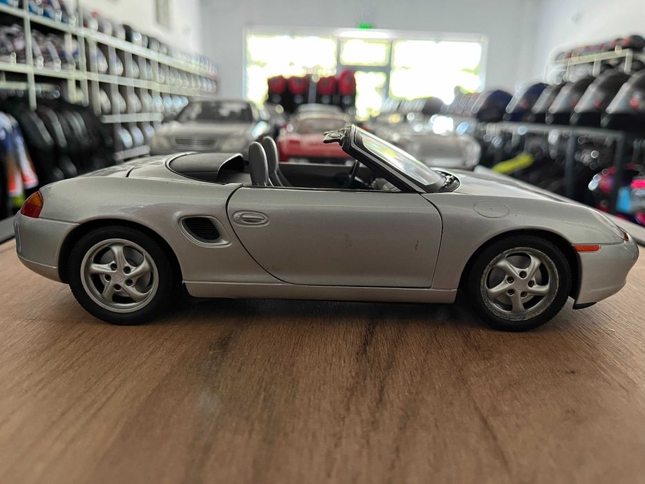 Метална колекционерска колички  UT Models PORSCHE BOXTER мащаб 1:18
