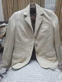 кожанная женская куртка размер 40- цвет беживый