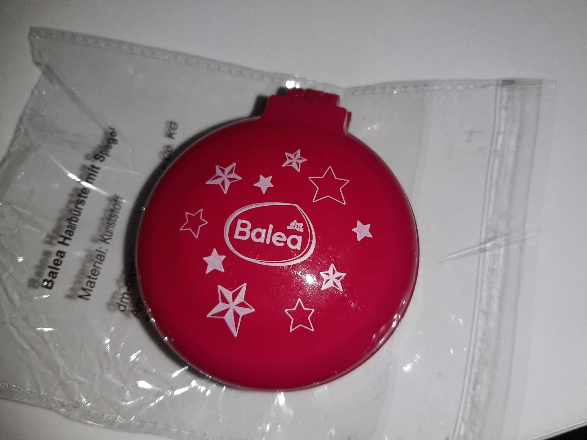 Set cosmetice Christmas Balea cu perie de poseta si produse de voiaj