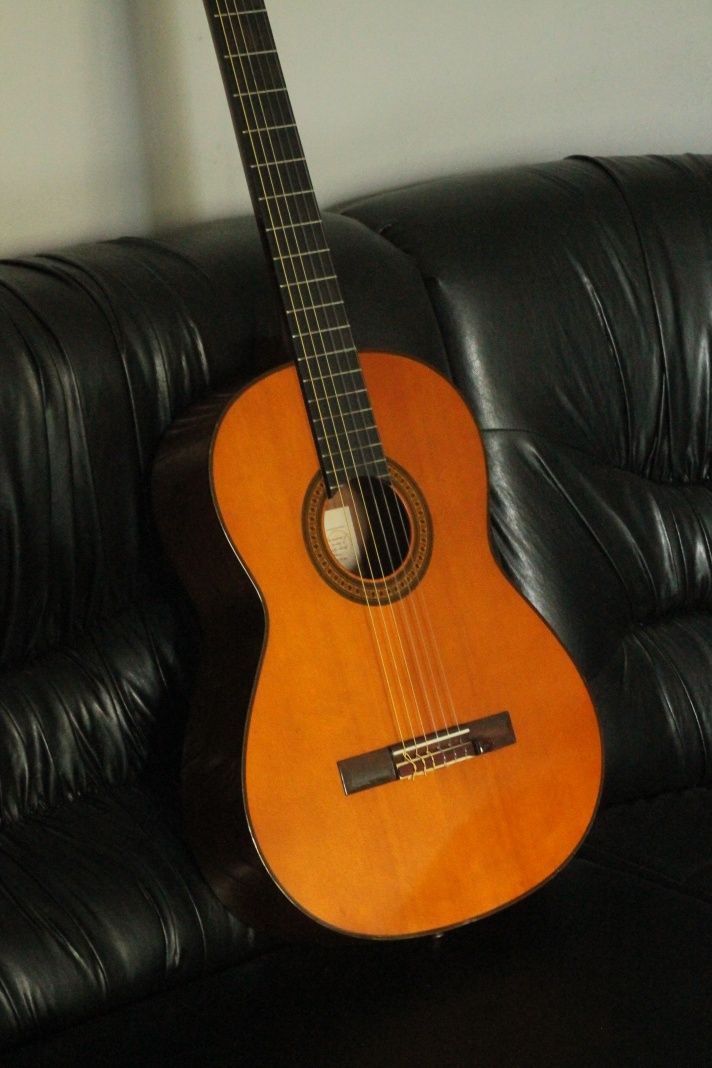 Продавам класическа китара YAMAHA G-240 + KNA NG-1 + калъф