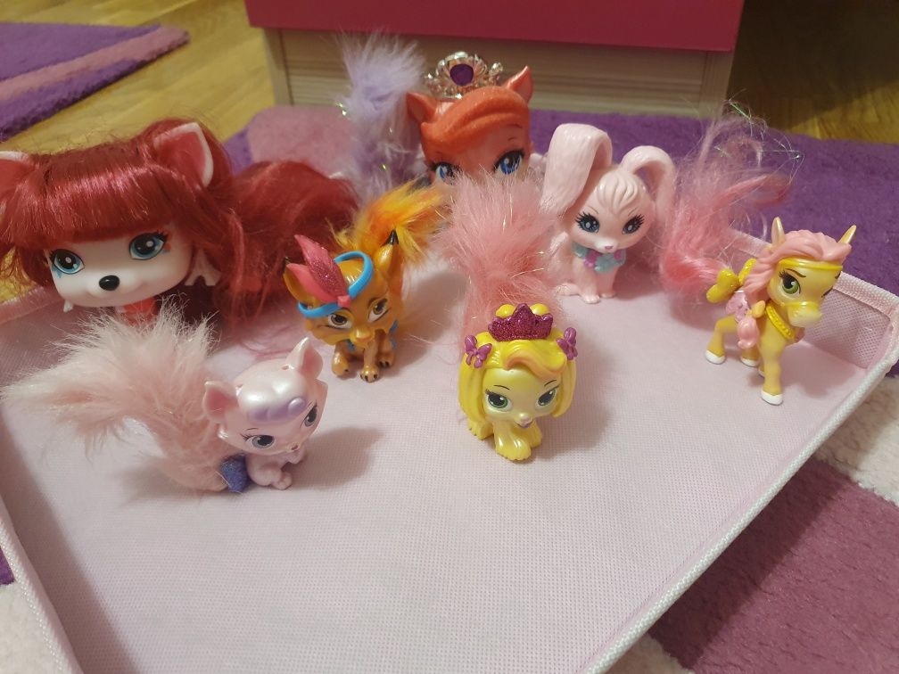 Colectie pentru fetite  animalute viu colorate cu codite stufoase.