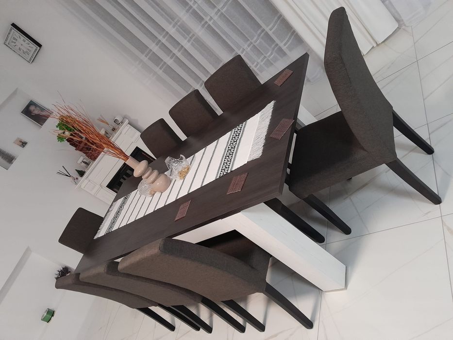 Masa cu acaune pentru living aproape noi, impecabile