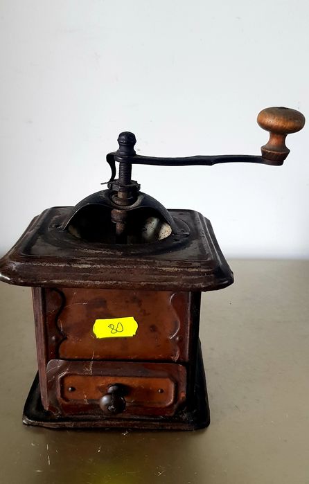 Râsnita veche din lemn și alamă