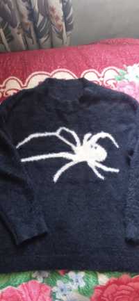 Продам свитер с пауком, черный