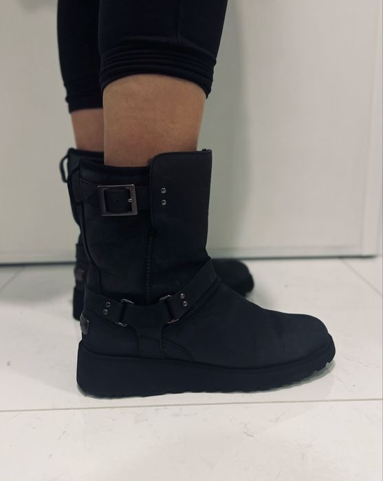 Ботуши UGG и маратонки NIKE