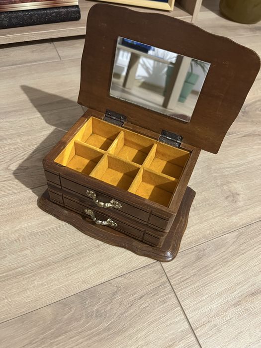 Cutie de bijuterii veche din lemn