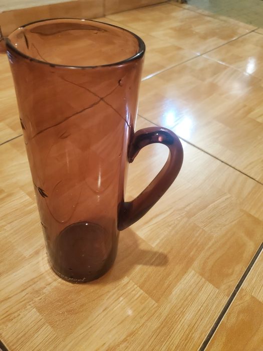 Vază decorativă din sticlă roșu închis