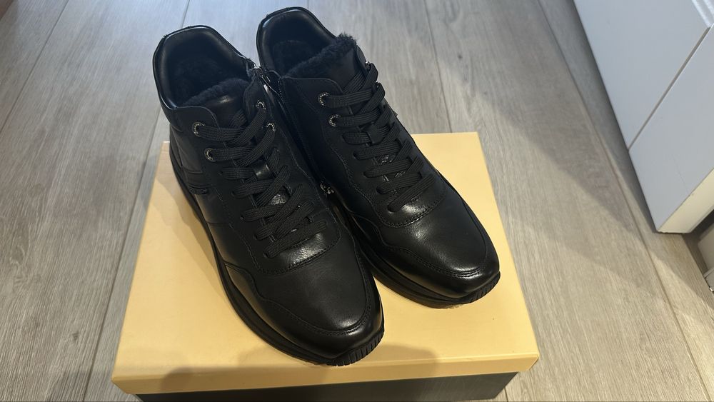 Продаю зимние ботинки новые