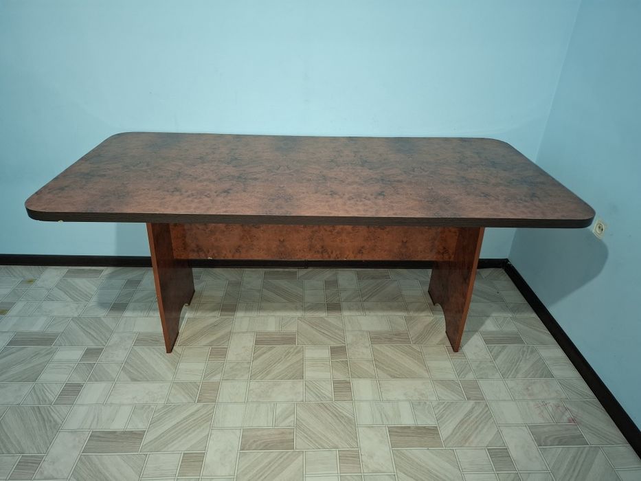 Продам стол        .