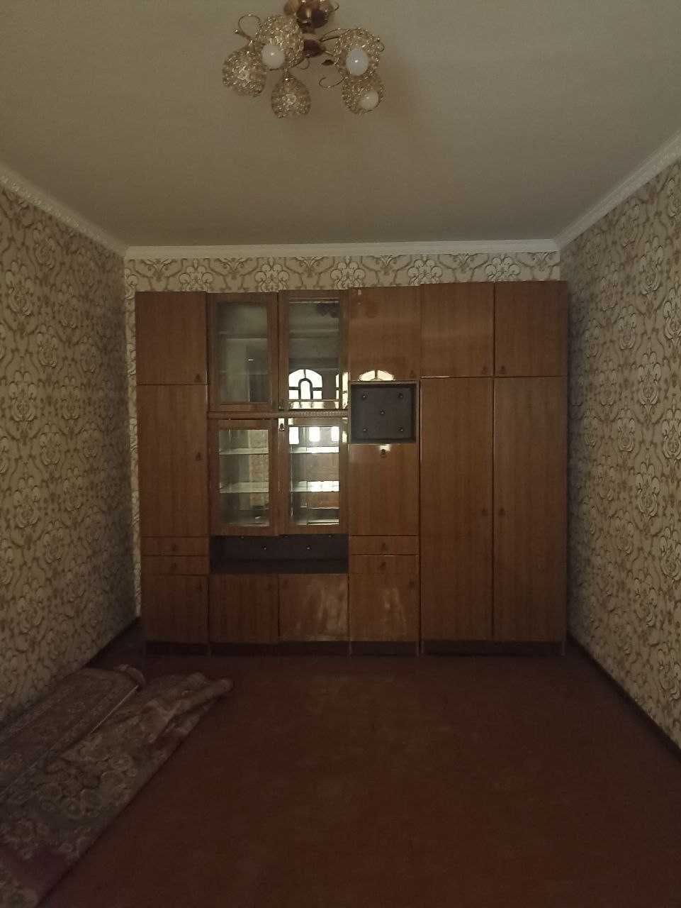 Uy sotiladi. 8 sotih va uy ruparasida 3,5 sotih yeri ham bor.