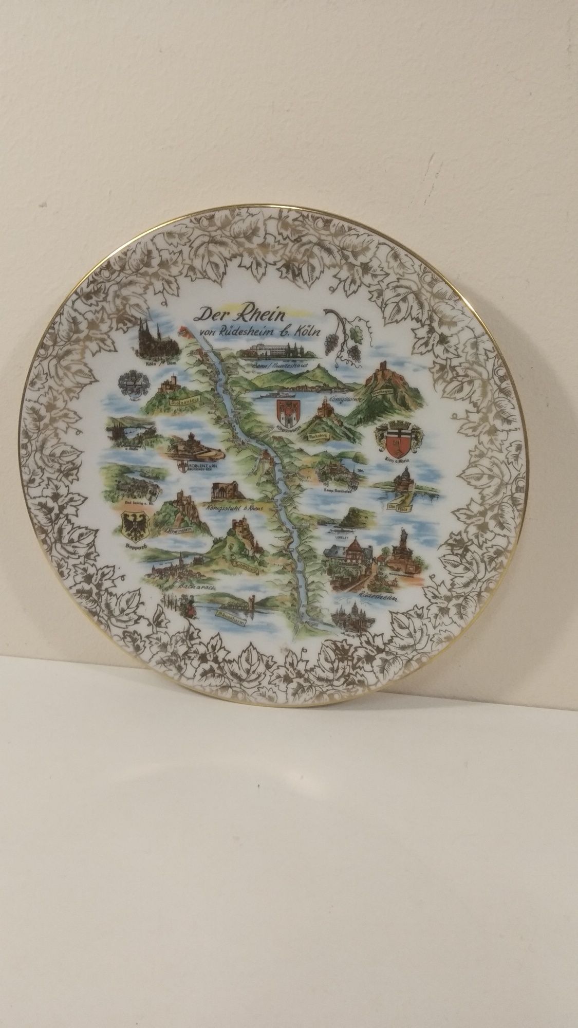 Стара Баварска порцеланова чиния за стена.