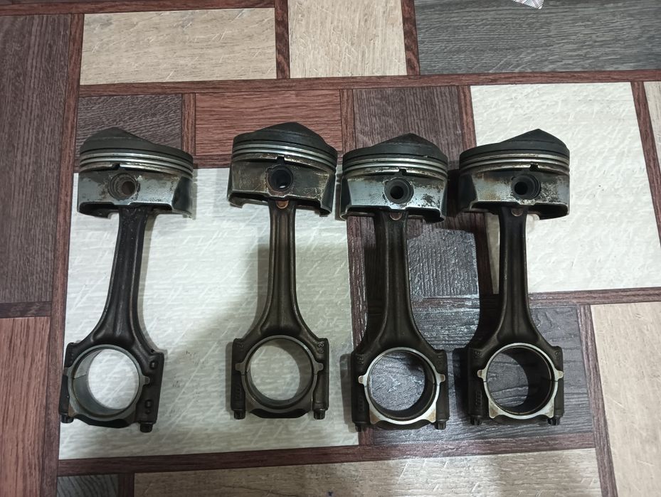 Поршня с шатунами