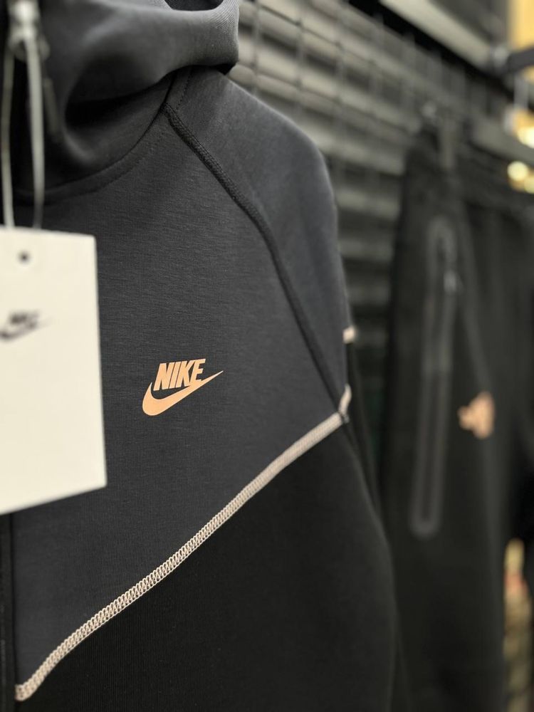 Nike Tech Syna World