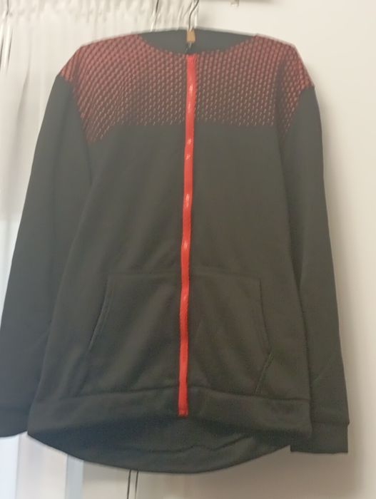 Trening negru cu puncte roși.