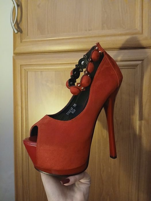 Pantofi cu toc înalt noi