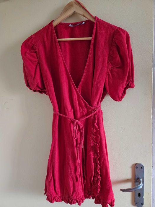 Приятна червена рокличка Зара