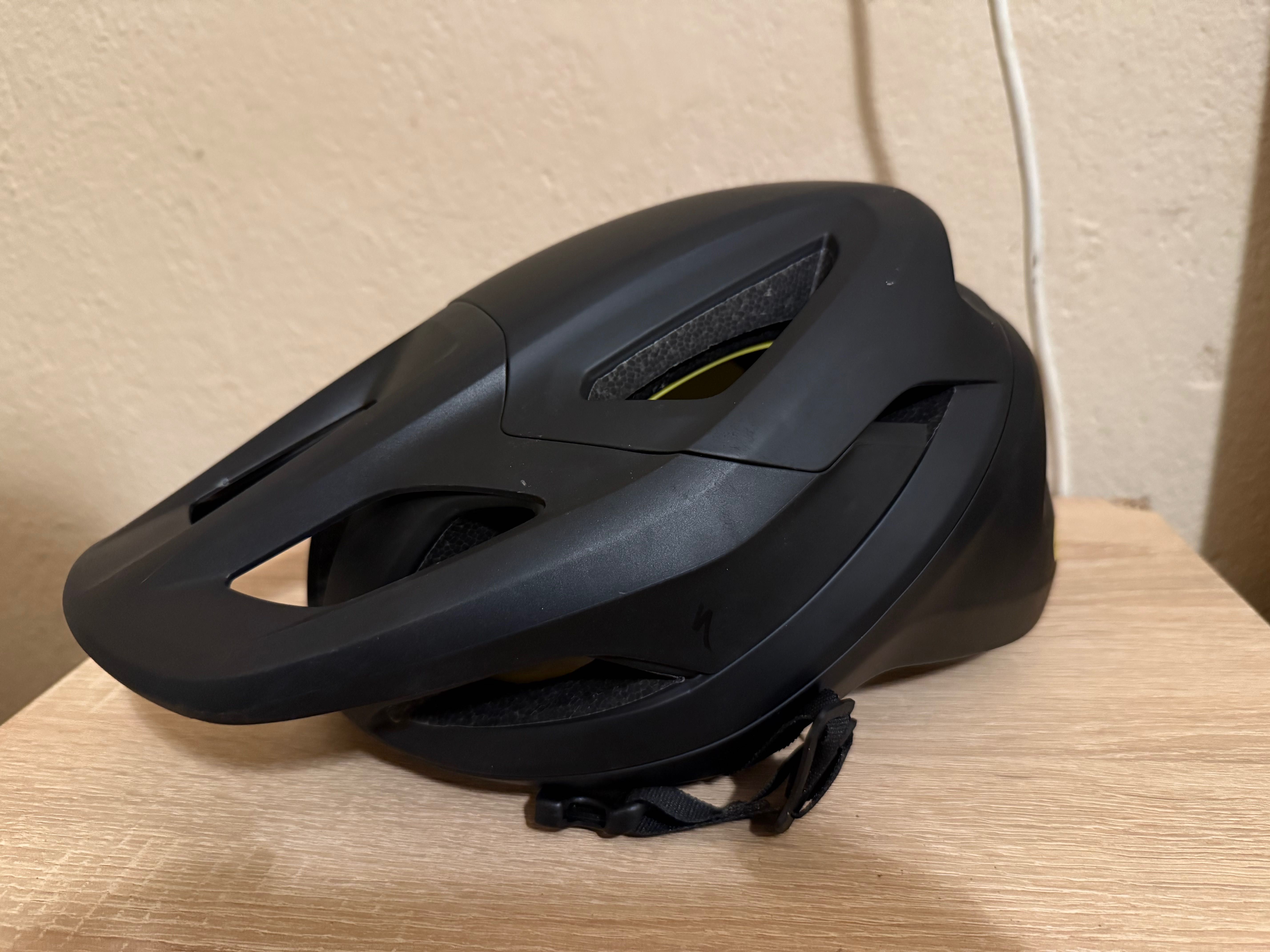 Продавам велосипедна каска specialized canber размер М