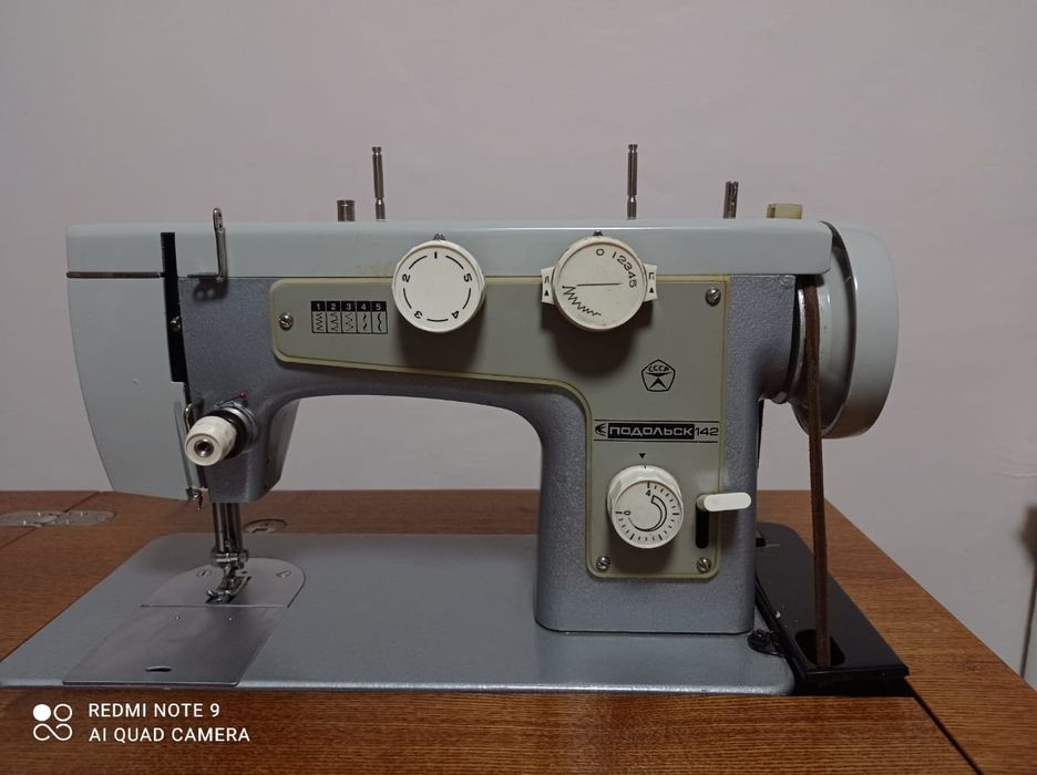 Продам швейную электическо ножную машину "Подольск-142"