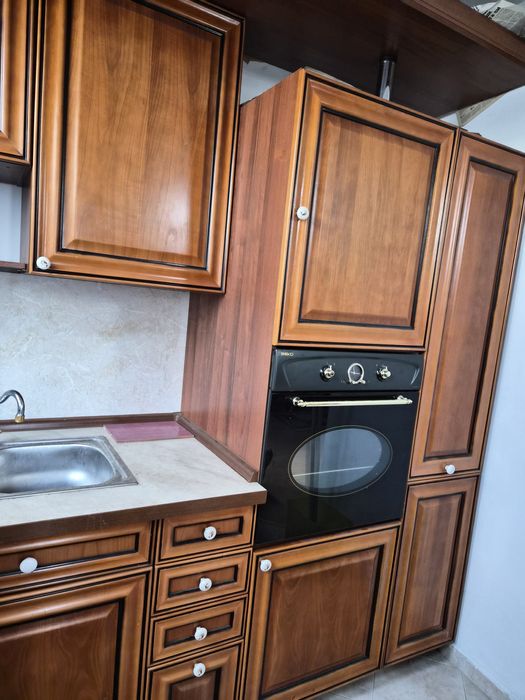 Продавам голяма кухня с уреди