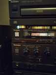 Linie TEHNICS compusă din amplificator cd player, tuner și dublu dec